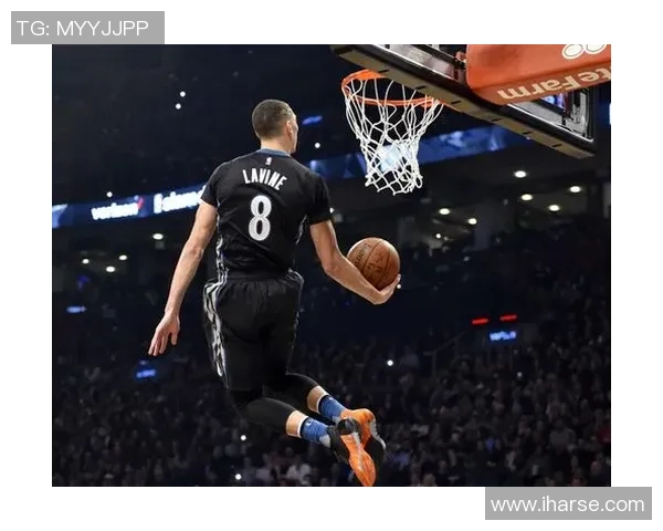 扎克拉文如何在NBA赛场上展现个人风采与团队协作的完美结合